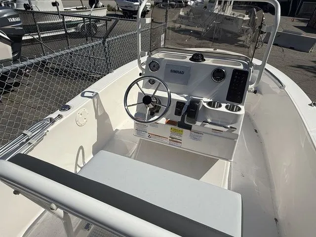 Slide: The Image of Robalo R160 2025 - 8