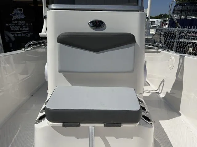 Slide: The Image of Robalo R160 2025 - 9