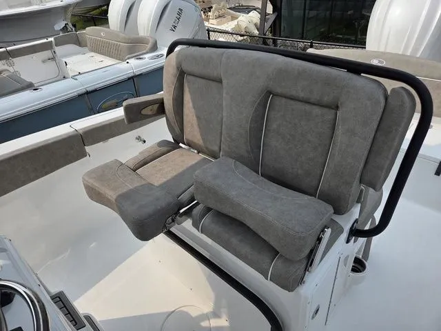 Slide: The Image of Sea Hunt Ultra 255se 2026 - 10