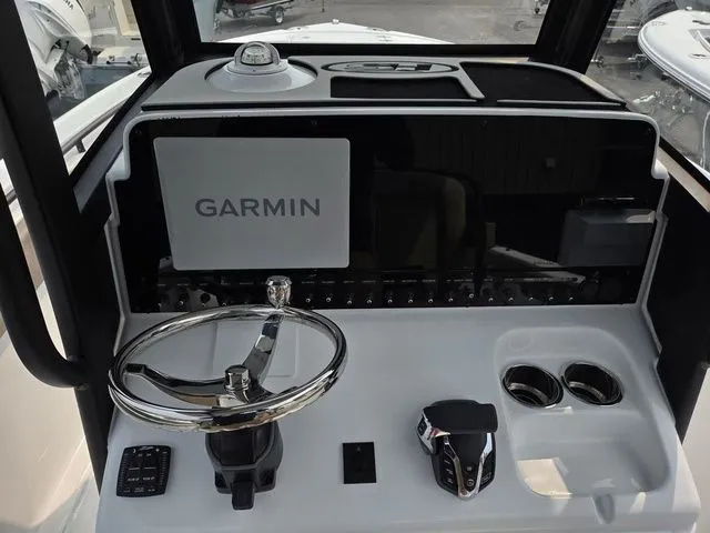 Slide: The Image of Sea Hunt Ultra 255se 2026 - 11