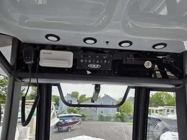 Slide: The Image of Sea Hunt Ultra 255se 2026 - 12