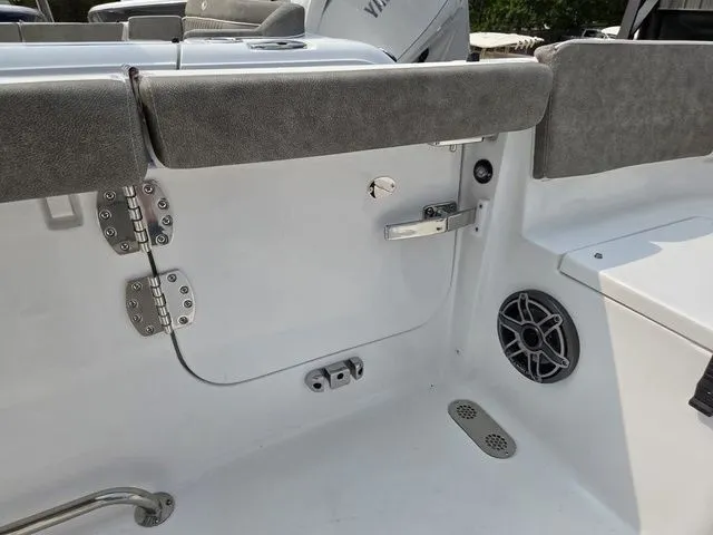 Slide: The Image of Sea Hunt Ultra 255se 2026 - 16