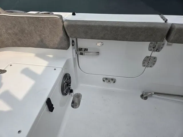 Slide: The Image of Sea Hunt Ultra 255se 2026 - 17