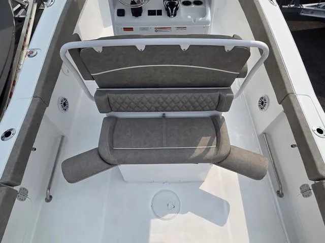 Slide: The Image of Sea Hunt Ultra 265SE 2026 - 11