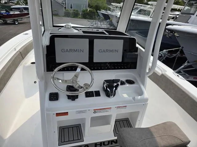 Slide: The Image of Sea Hunt Ultra 265SE 2026 - 13