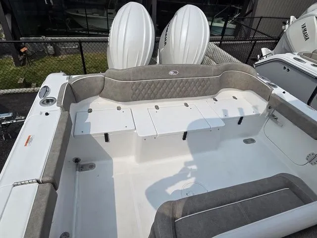 Slide: The Image of Sea Hunt Ultra 265SE 2026 - 9