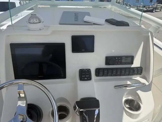 Slide: The Image of Sailfish 220 CC 2023 - 12