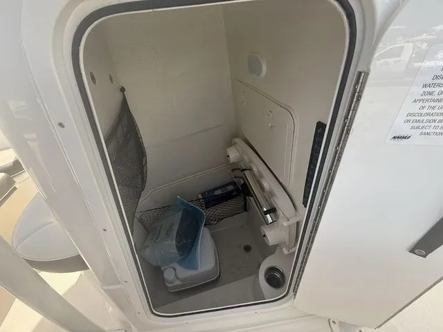 Slide: The Image of Sailfish 220 CC 2023 - 18