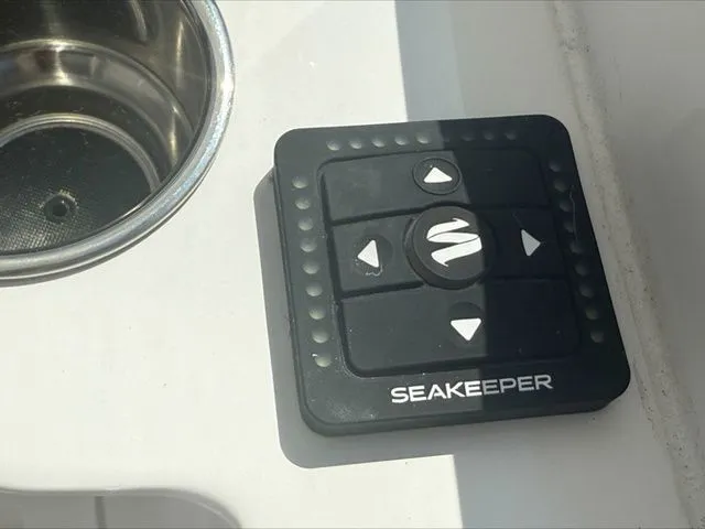 Slide: The Image of Edgewater 248CX 2025 - 7