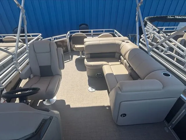 Slide: The Image of Sun Tracker SportFish™ 22 DLX 2025 - 11