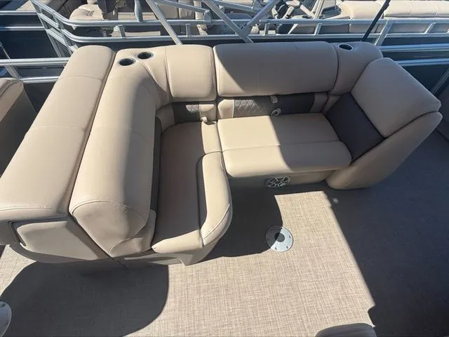 Slide: The Image of Sun Tracker SportFish™ 22 DLX 2025 - 4