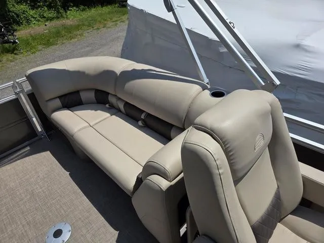 Slide: The Image of Sun Tracker Party Barge 22 DLX 2025 - 12