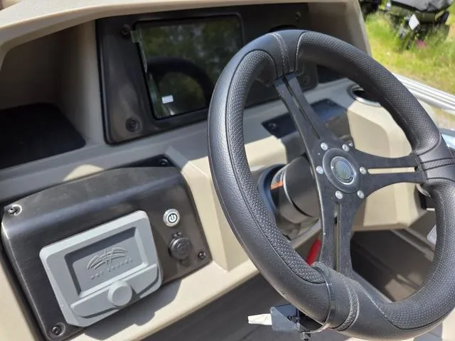 Slide: The Image of Sun Tracker Party Barge 22 DLX 2025 - 16