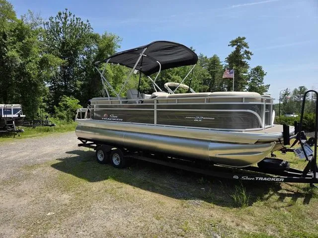 Slide: The Image of Sun Tracker Party Barge 22 DLX 2025 - 18