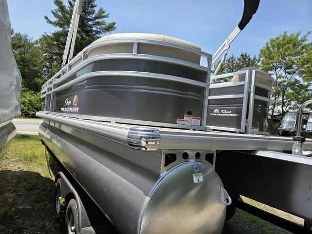 Slide: The Image of Sun Tracker Party Barge 22 DLX 2025 - 4