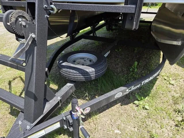 Slide: The Image of Sun Tracker Party Barge 22 DLX 2025 - 6