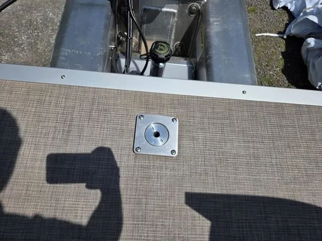 Slide: The Image of Sun Tracker Party Barge 22 DLX 2025 - 8