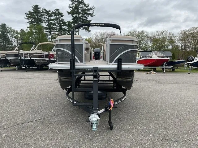 Slide: The Image of Sun Tracker Party Barge 22 DLX 2025 - 3