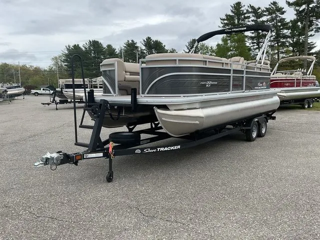 Slide: The Image of Sun Tracker Party Barge 22 DLX 2025 - 4