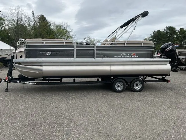 Slide: The Image of Sun Tracker Party Barge 22 DLX 2025 - 5