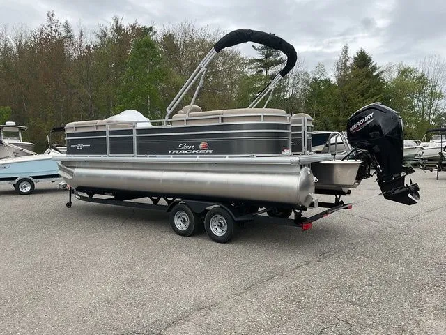 Slide: The Image of Sun Tracker Party Barge 22 DLX 2025 - 6