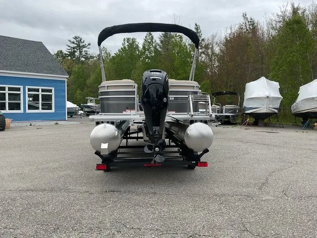 Slide: The Image of Sun Tracker Party Barge 22 DLX 2025 - 7