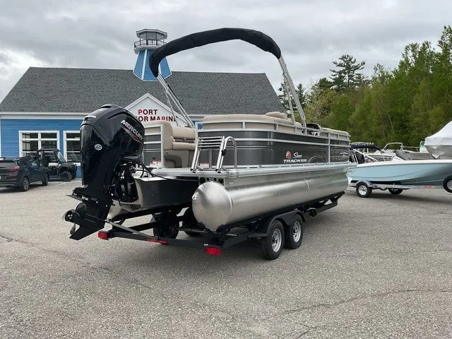 Slide: The Image of Sun Tracker Party Barge 22 DLX 2025 - 8