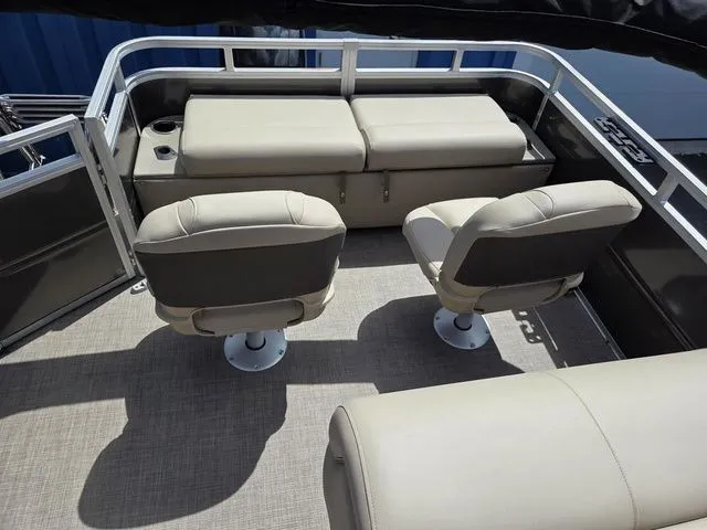 Slide: The Image of Sun Tracker Fishin' Barge 22 XP3 2025 - 10