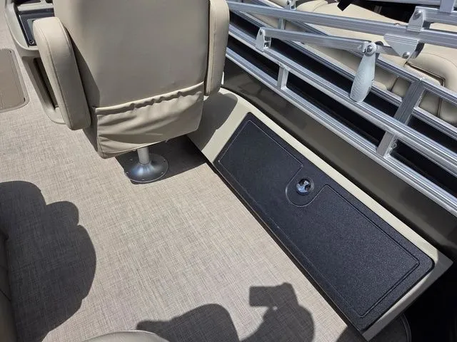 Slide: The Image of Sun Tracker Fishin' Barge 22 XP3 2025 - 11