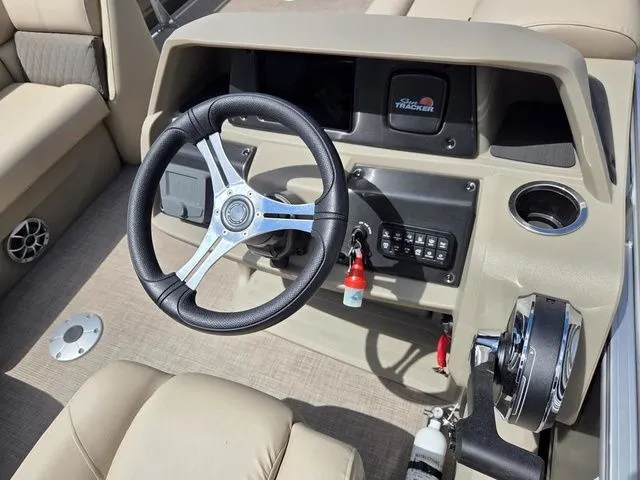 Slide: The Image of Sun Tracker Fishin' Barge 22 XP3 2025 - 13