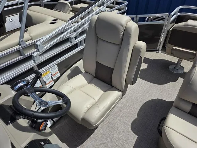 Slide: The Image of Sun Tracker Fishin' Barge 22 XP3 2025 - 14