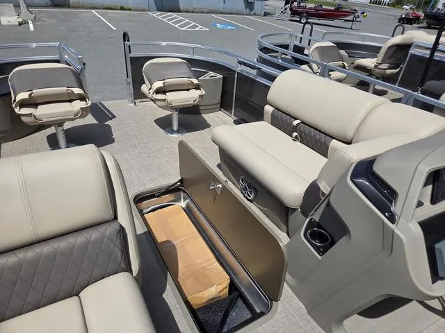 Slide: The Image of Sun Tracker Fishin' Barge 22 XP3 2025 - 15