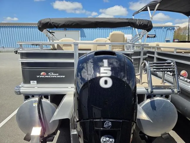 Slide: The Image of Sun Tracker Fishin' Barge 22 XP3 2025 - 4