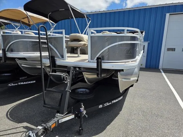 Slide: The Image of Sun Tracker Fishin' Barge 22 XP3 2025 - 5