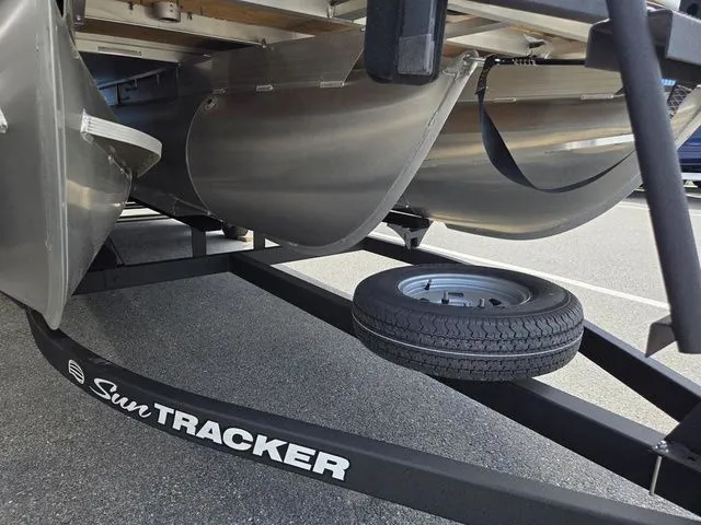 Slide: The Image of Sun Tracker Fishin' Barge 22 XP3 2025 - 6