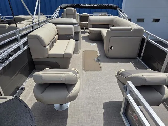 Slide: The Image of Sun Tracker Fishin' Barge 22 XP3 2025 - 7