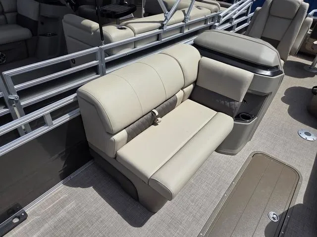 Slide: The Image of Sun Tracker Fishin' Barge 22 XP3 2025 - 8