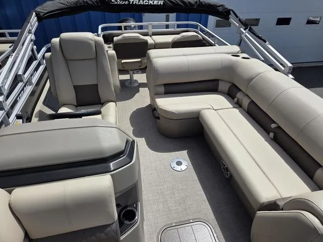 Slide: The Image of Sun Tracker Fishin' Barge 22 XP3 2025 - 9