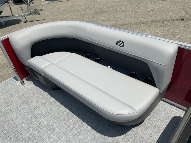 Slide: The Image of Sun Tracker PB 16 DLX 2026 - 13