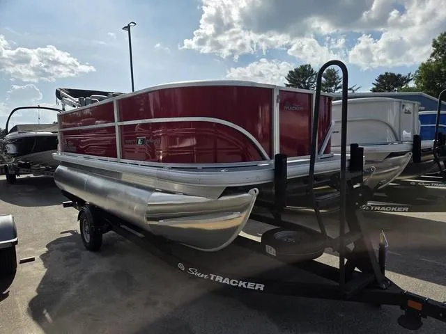 Slide: The Image of Sun Tracker PB 16 DLX 2026 - 3