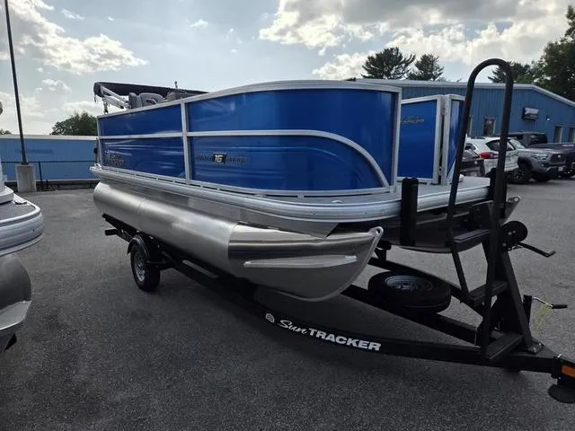 Slide: The Image of Sun Tracker PB 16 DLX 2026 - 4