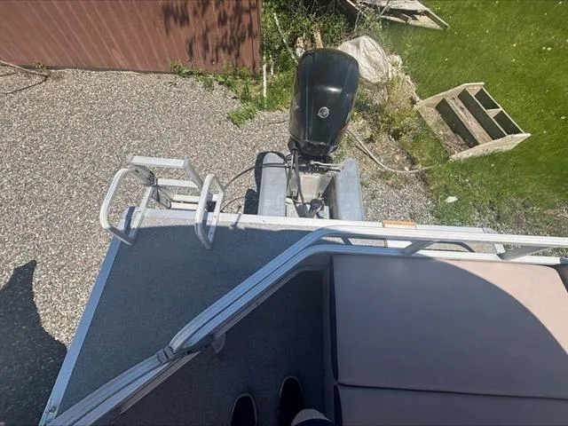 Slide: The Image of Sun Tracker Party Barge 22 DLX 2015 - 10