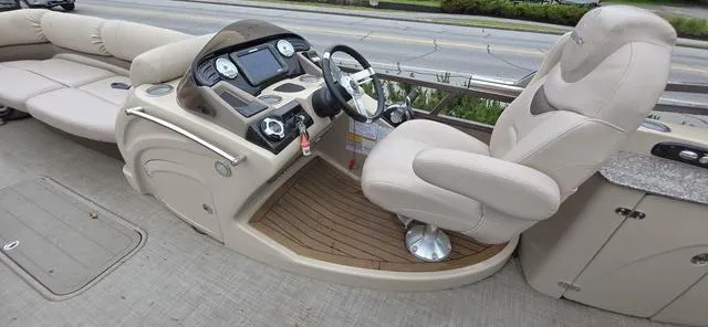 Slide: The Image of Regency 254 LE3 Mercury® 250 L Verado® Pro FourStroke 4.8" 2015 - 10