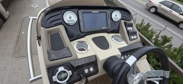 Slide: The Image of Regency 254 LE3 Mercury® 250 L Verado® Pro FourStroke 4.8" 2015 - 11