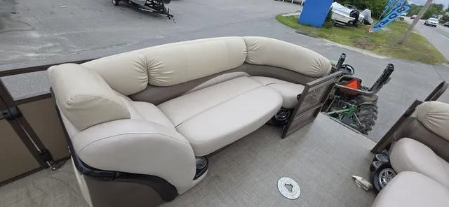 Slide: The Image of Regency 254 LE3 Mercury® 250 L Verado® Pro FourStroke 4.8" 2015 - 13