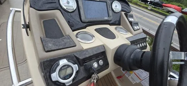 Slide: The Image of Regency 254 LE3 Mercury® 250 L Verado® Pro FourStroke 4.8" 2015 - 20