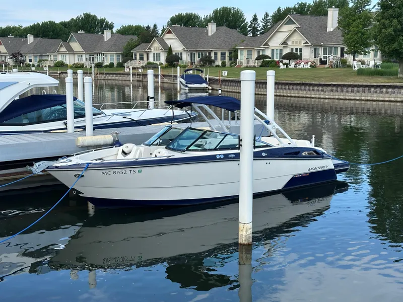 The Image of 2014 Monterey 268 Super Sport boat docked near waterfront homes. - 0