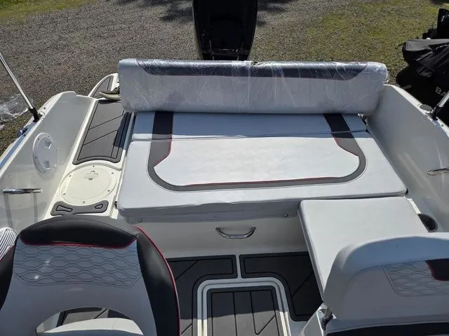 Slide: The Image of Bayliner M19 2025 - 10