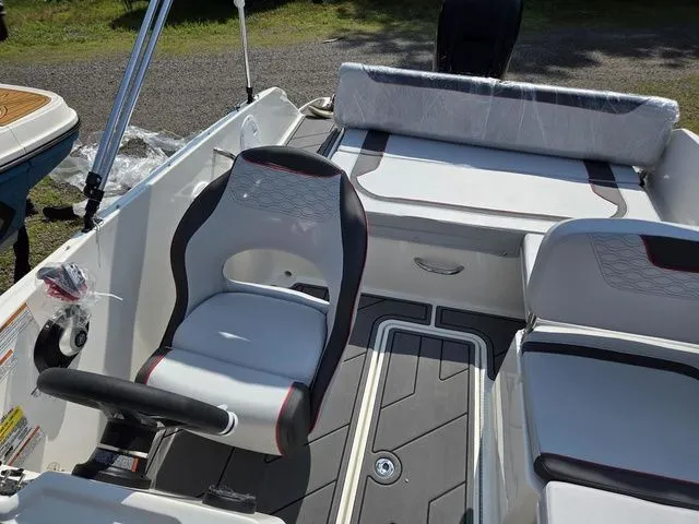 Slide: The Image of Bayliner M19 2025 - 11