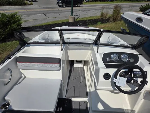 Slide: The Image of Bayliner M19 2025 - 12